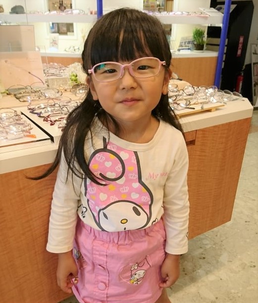 富加町の可愛い女の子に壊れにくい子供用メガネをお作り頂きました
