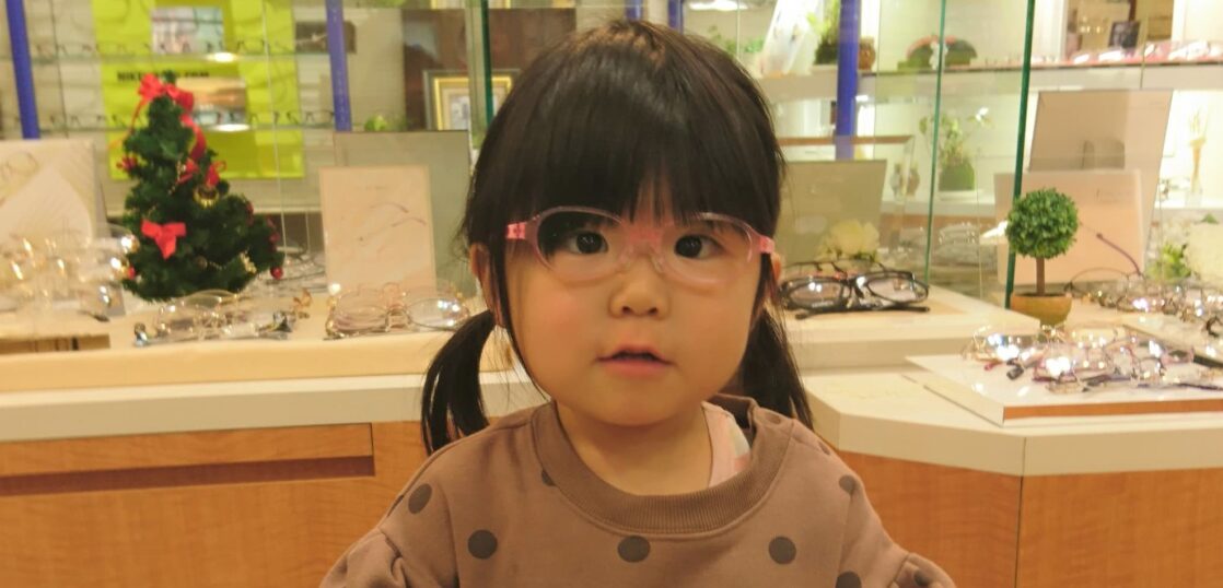関市内の3歳の女の子にトマトグラッシーズで初めてのメガネをお作り頂きました 弱視治療用 子供用メガネ ブログ 岐阜県関市 メガネ 時計 宝石 補聴器 メガネのハヤシ