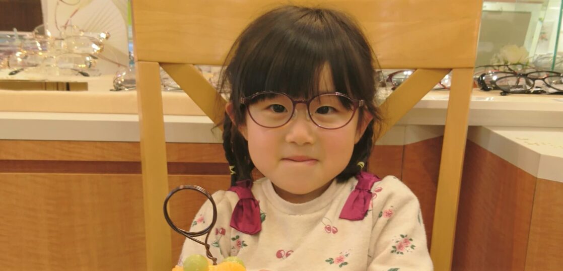 関市内の４歳の可愛い女の子にメガネをお作り頂きました 丸メガネ 子ども用メガネ ブログ 岐阜県関市 メガネ 時計 宝石 補聴器 メガネのハヤシ